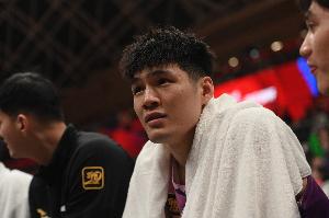 直播吧：广东队再度尝试得到陈国豪